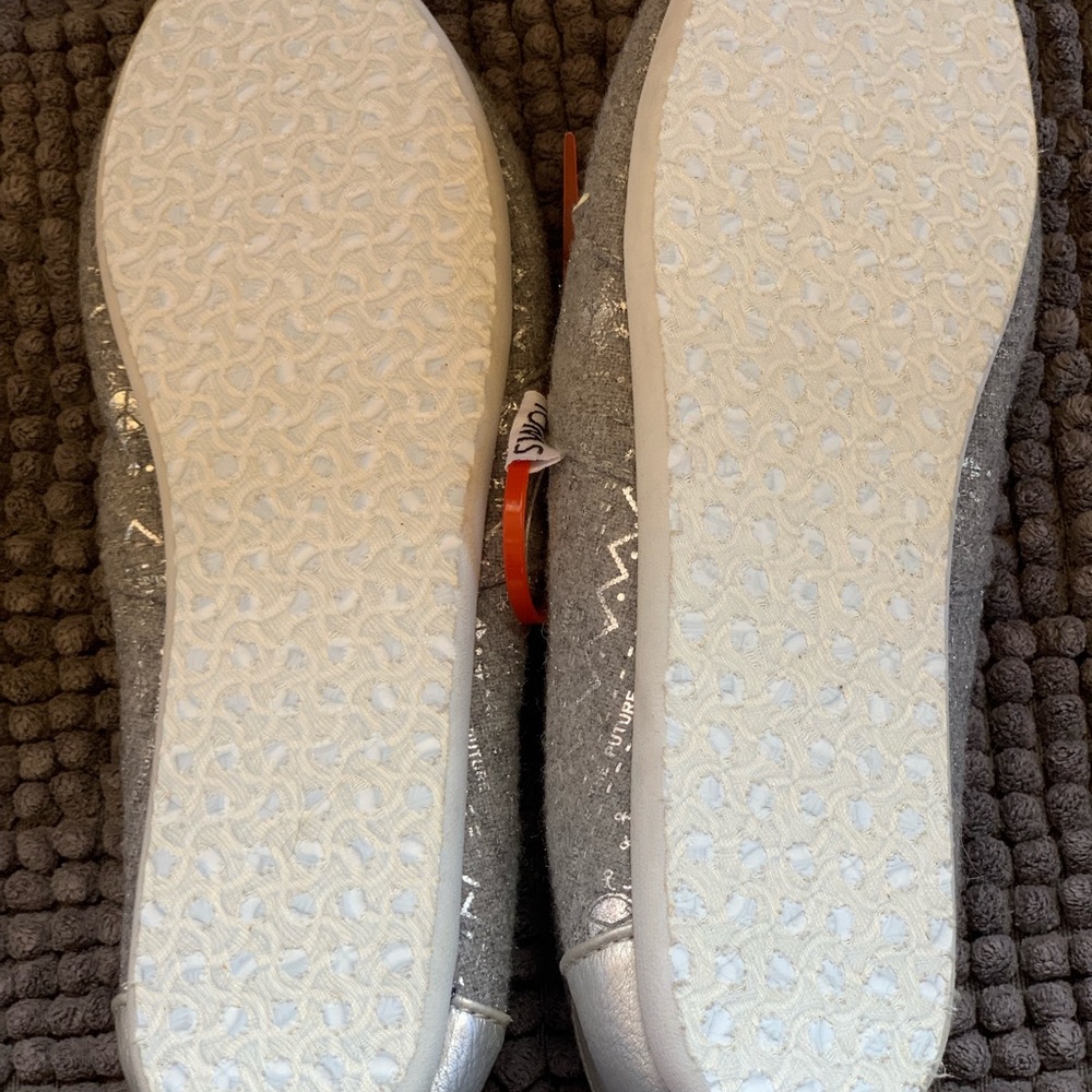Toms - Picture 2 of 5